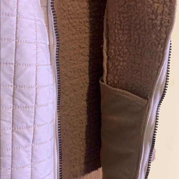 White and cream vest with zip pockets - Picture 4 of 7